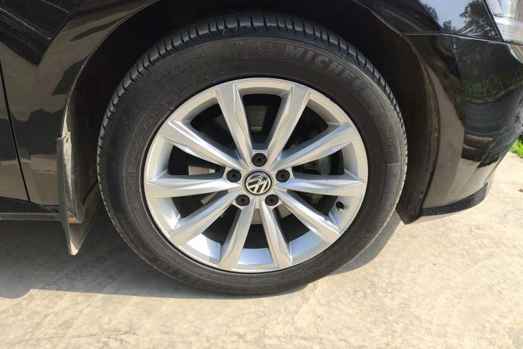 Used Volkswagen Passat 2017 330TSI DSG Luxury Edition Right Front Wheel Hub