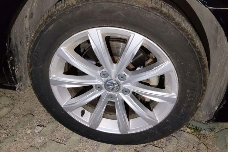Used Volkswagen Passat 2017 330TSI DSG Luxury Edition Right Front Wheel Hub