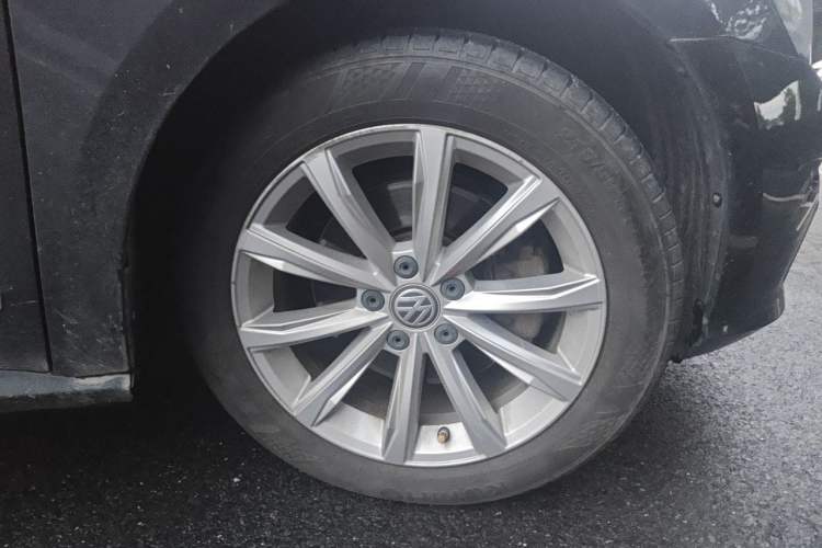 Used Volkswagen Passat 2017 330TSI DSG Luxury Edition Right Front Wheel Hub