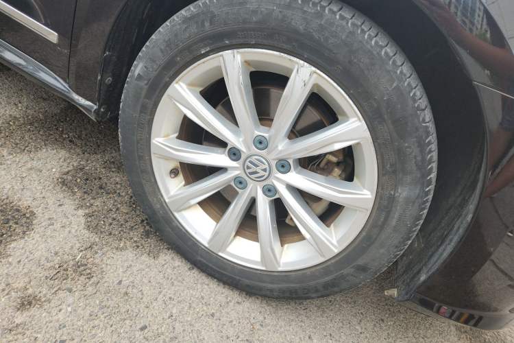 Used Volkswagen Passat 2017 330TSI DSG Luxury Edition Right Front Wheel Hub