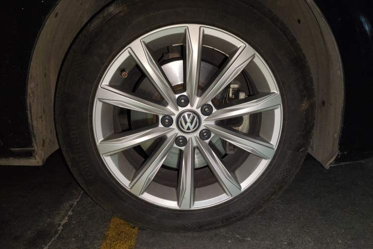 Used Volkswagen Passat 2017 330TSI DSG Luxury Edition Right Front Wheel Hub