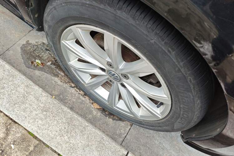 Used Volkswagen Passat 2017 330TSI DSG Luxury Edition Right Front Wheel Hub