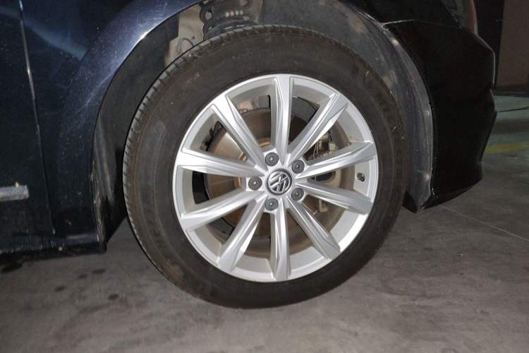 Used Volkswagen Passat 2017 330TSI DSG Luxury Edition Right Front Wheel Hub