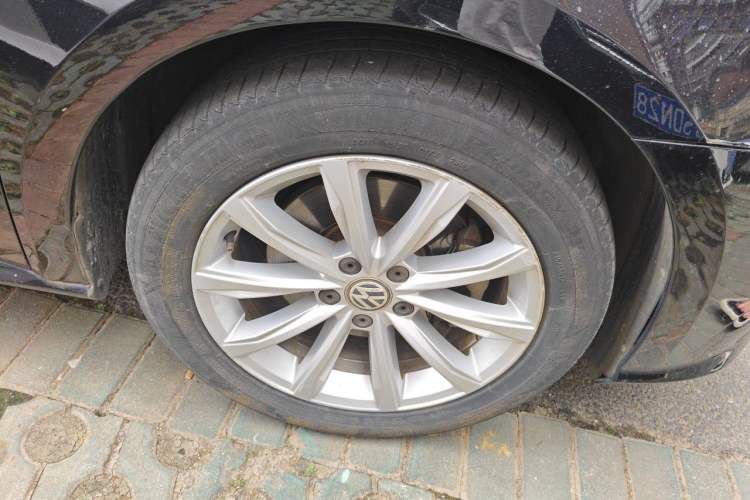 Used Volkswagen Passat 2017 280TSI DSG Luxury Edition Right Front Wheel Hub