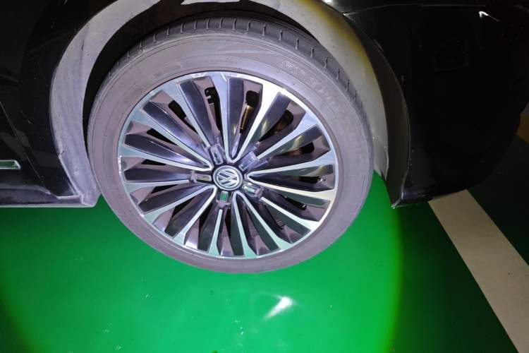 Used Volkswagen Passat 2017 330TSI DSG Luxury Edition Right Front Wheel Hub