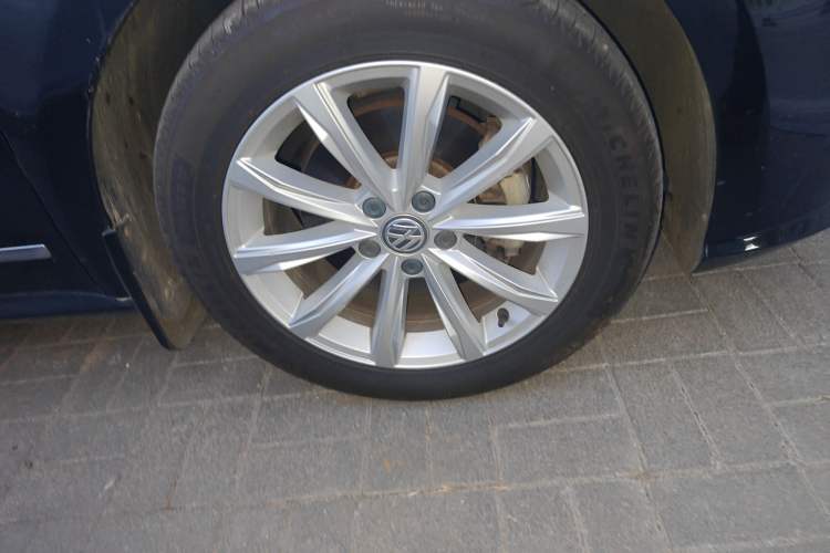 Used Volkswagen Passat 2017 330TSI DSG Luxury Edition Right Front Wheel Hub