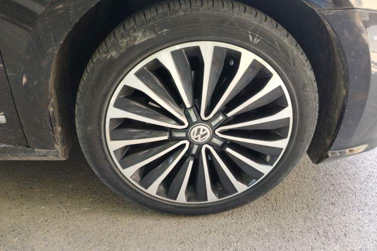 Used Volkswagen Passat 2017 1.8TSI DSG Government Procurement Version (CEA Engine) Right Front Wheel Hub