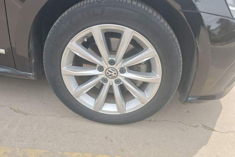 Used Volkswagen Passat 2017 330TSI DSG Luxury Edition Right Front Wheel Hub