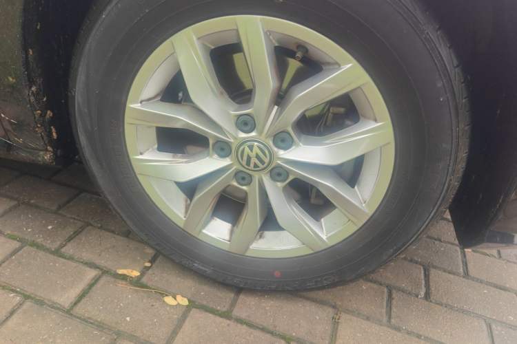 Used Volkswagen Passat 2017 280TSI DSG Luxury Edition Right Front Wheel Hub