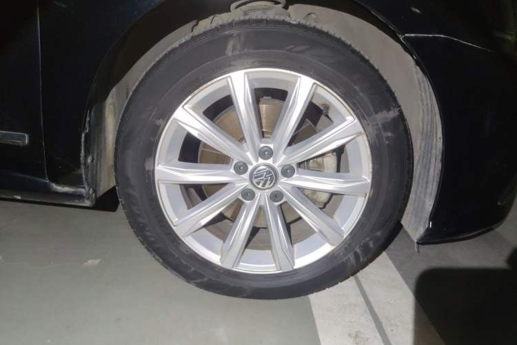Used Volkswagen Passat 2017 330TSI DSG Luxury Edition Right Front Wheel Hub