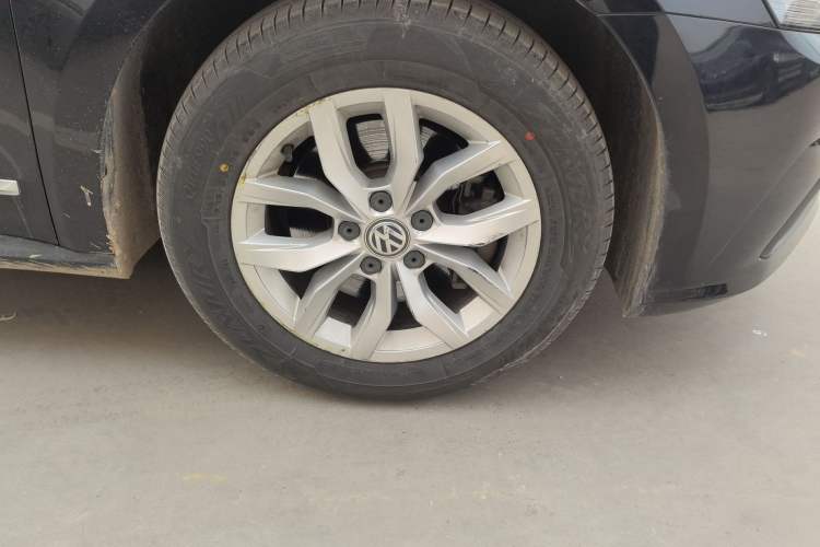 Used Volkswagen Passat 2017 1.8TSI DSG Government Procurement Version (CEA Engine) Right Front Wheel Hub