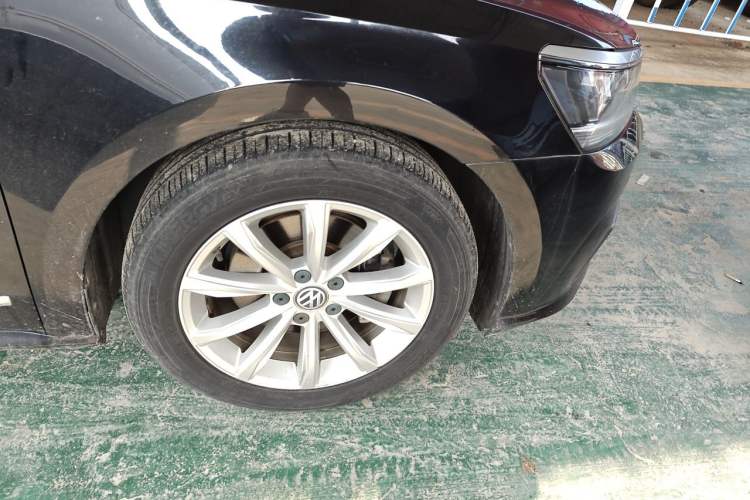 Used Volkswagen Passat 2017 330TSI DSG Luxury Edition Right Front Wheel Hub