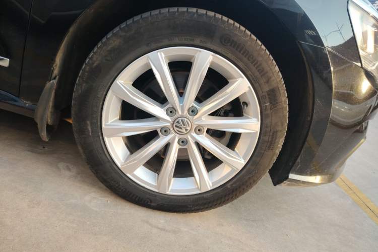 Used Volkswagen Passat 2017 330TSI DSG Luxury Edition Right Front Wheel Hub