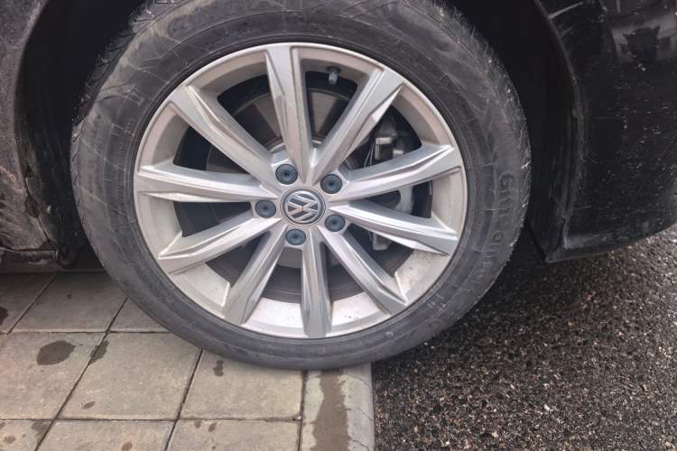 Used Volkswagen Passat 2017 330TSI DSG Luxury Edition Right Front Wheel Hub