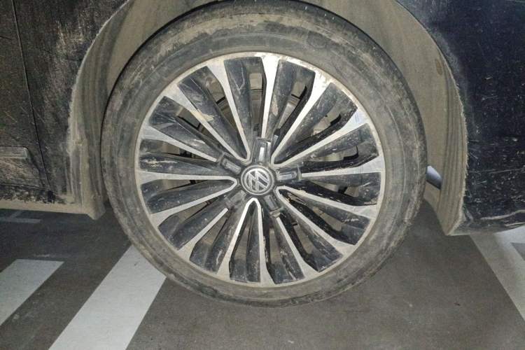 Used Volkswagen Passat 2017 330TSI DSG Prestige Edition Right Front Wheel Hub