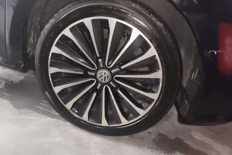 Used Volkswagen Passat 2017 330TSI DSG Luxury Edition Right Front Wheel Hub