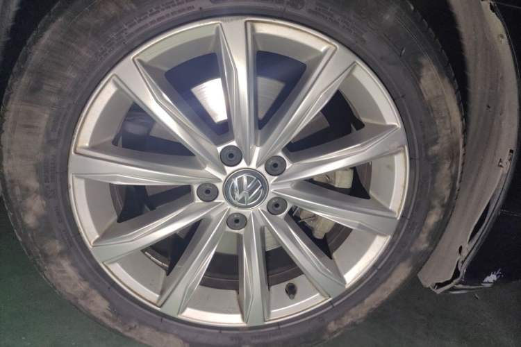 Used Volkswagen Passat 2017 330TSI DSG Luxury Edition Right Front Wheel Hub