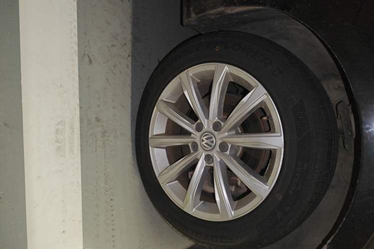 Used Volkswagen Passat 2017 330TSI DSG Luxury Edition Right Front Wheel Hub