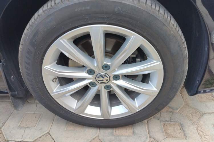 Used Volkswagen Passat 2017 330TSI DSG Luxury Edition Right Front Wheel Hub