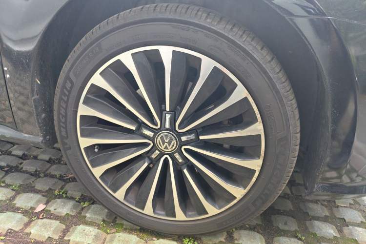 Used Volkswagen Passat 2017 330TSI DSG Prestige Edition Right Front Wheel Hub