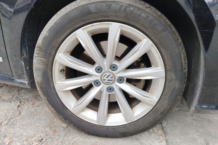 Used Volkswagen Passat 2017 330TSI DSG Luxury Edition Right Front Wheel Hub
