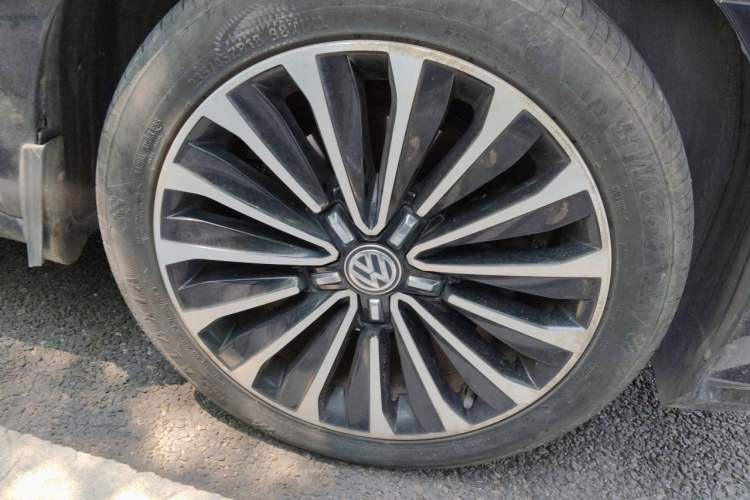 Used Volkswagen Passat 2017 330TSI DSG Prestige Edition Right Front Wheel Hub