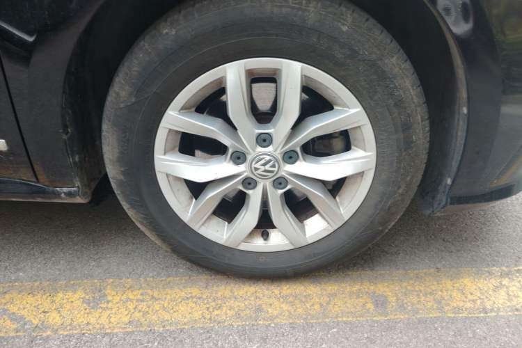 Used Volkswagen Passat 2017 1.8TSI DSG Government Procurement Version (CEA Engine) Right Front Wheel Hub