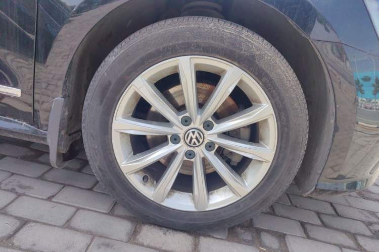 Used Volkswagen Passat 2017 330TSI DSG Luxury Edition Right Front Wheel Hub