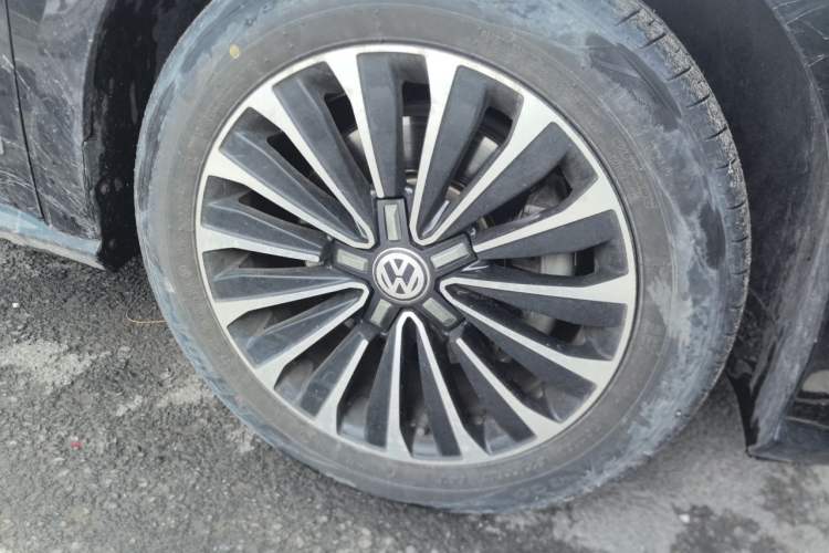Used Volkswagen Passat 2017 330TSI DSG Luxury Edition Right Front Wheel Hub