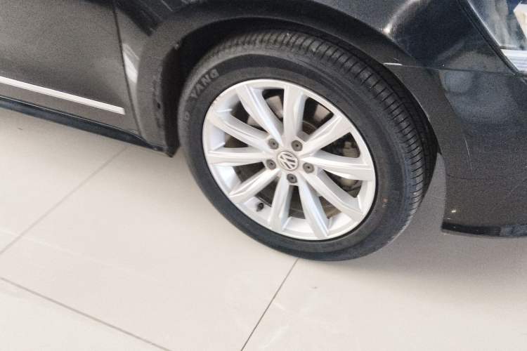 Used Volkswagen Passat 2017 330TSI DSG Luxury Edition Right Front Wheel Hub