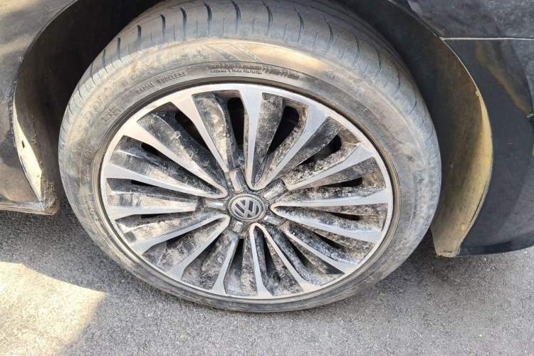 Used Volkswagen Passat 2017 330TSI DSG Prestige Edition Right Front Wheel Hub