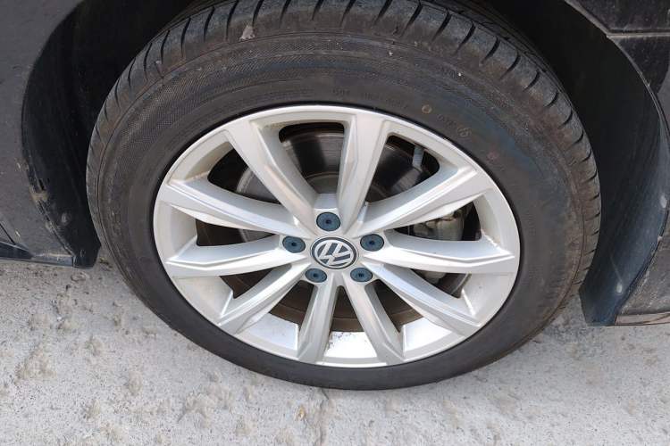 Used Volkswagen Passat 2017 330TSI DSG Luxury Edition Right Front Wheel Hub