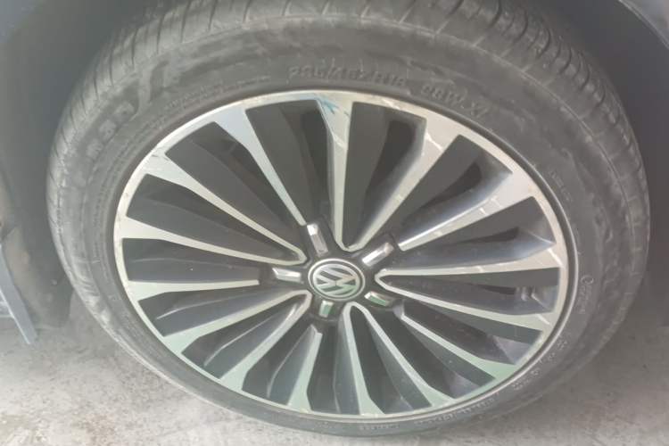 Used Volkswagen Passat 2017 330TSI DSG Prestige Edition Right Front Wheel Hub