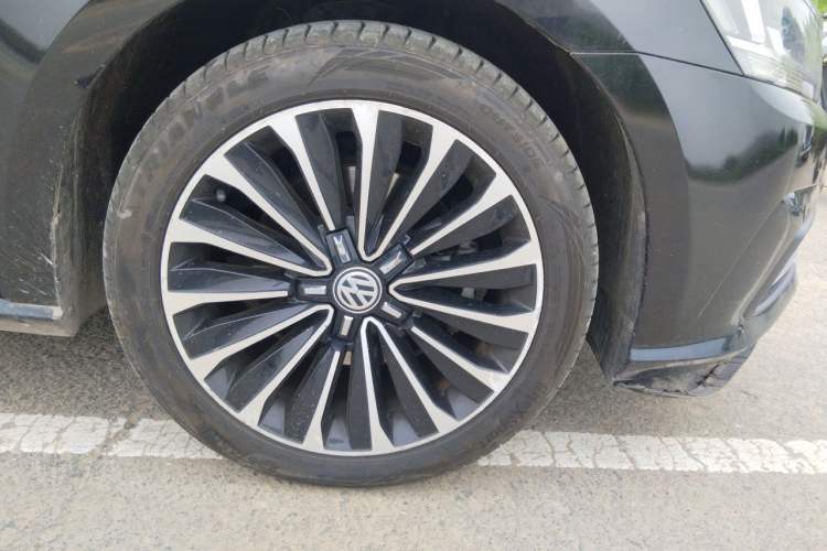 Used Volkswagen Passat 2017 330TSI DSG Prestige Edition Right Front Wheel Hub
