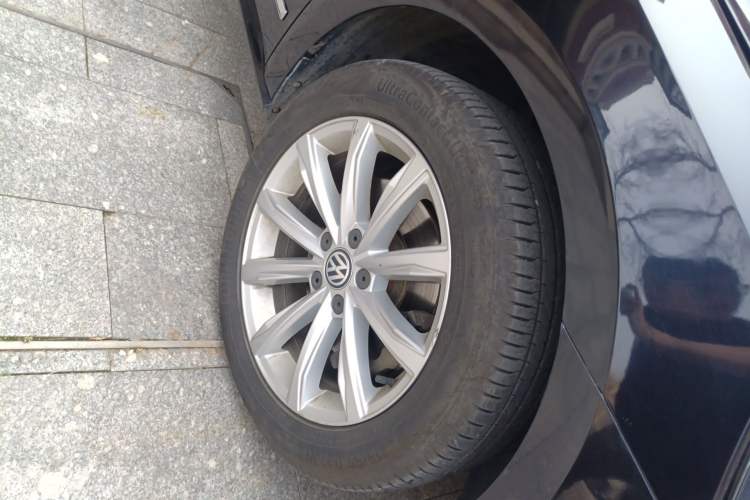 Used Volkswagen Passat 2017 330TSI DSG Luxury Edition Right Front Wheel Hub