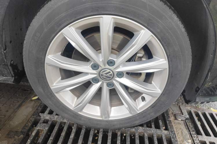 Used Volkswagen Passat 2017 330TSI DSG Luxury Edition Right Front Wheel Hub