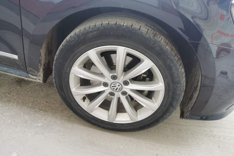 Used Volkswagen Passat 2017 280TSI DSG Luxury Edition Right Front Wheel Hub