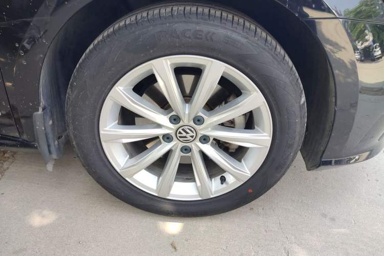 Used Volkswagen Passat 2017 330TSI DSG Luxury Edition Right Front Wheel Hub