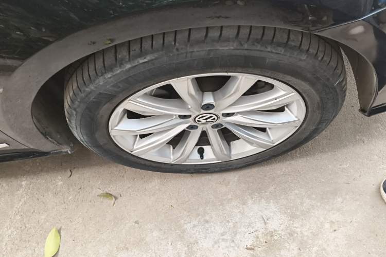 Used Volkswagen Passat 2017 330TSI DSG Luxury Edition Right Front Wheel Hub
