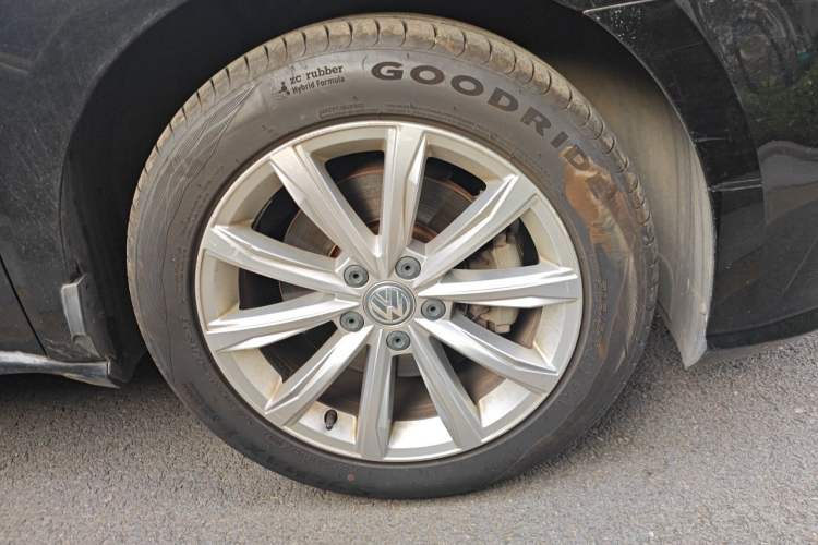 Used Volkswagen Passat 2017 330TSI DSG Luxury Edition Right Front Wheel Hub