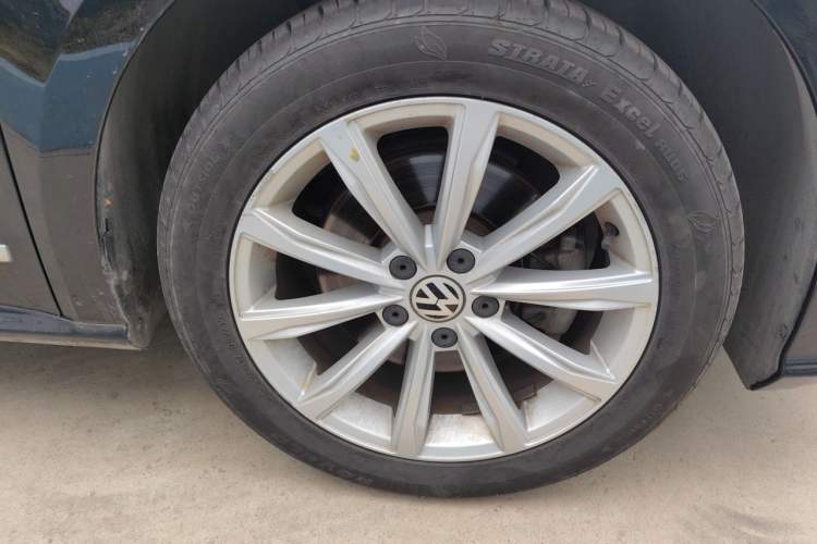 Used Volkswagen Passat 2017 330TSI DSG Luxury Edition Right Front Wheel Hub