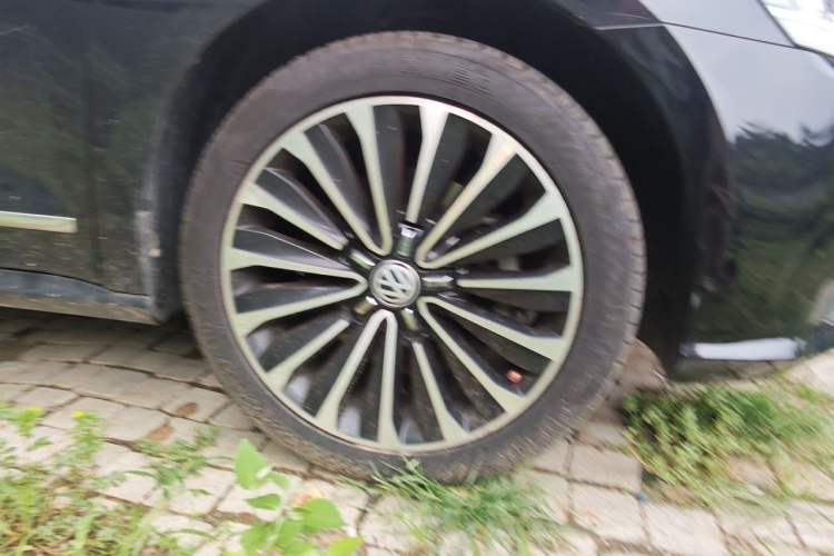 Used Volkswagen Passat 2017 330TSI DSG Prestige Edition Right Front Wheel Hub