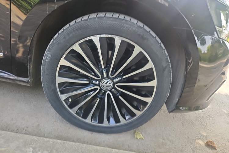 Used Volkswagen Passat 2017 380TSI DSG Prestige Edition Right Front Wheel Hub