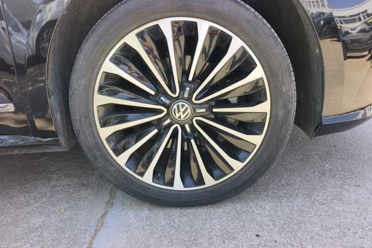 Used Volkswagen Passat 2017 330TSI DSG Luxury Edition Right Front Wheel Hub
