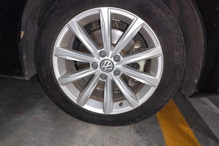 Used Volkswagen Passat 2017 330TSI DSG Luxury Edition Right Front Wheel Hub