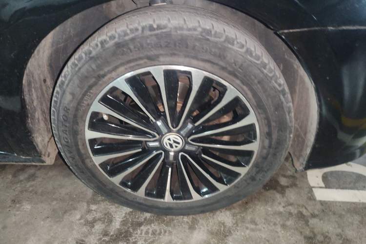 Used Volkswagen Passat 2017 280TSI DSG Luxury Edition Right Front Wheel Hub