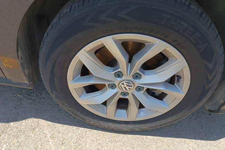 Used Volkswagen Passat 2017 1.8TSI DSG Government Procurement Version (CEA Engine) Right Front Wheel Hub