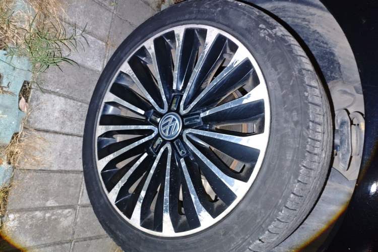 Used Volkswagen Passat 2017 330TSI DSG Prestige Edition Right Front Wheel Hub