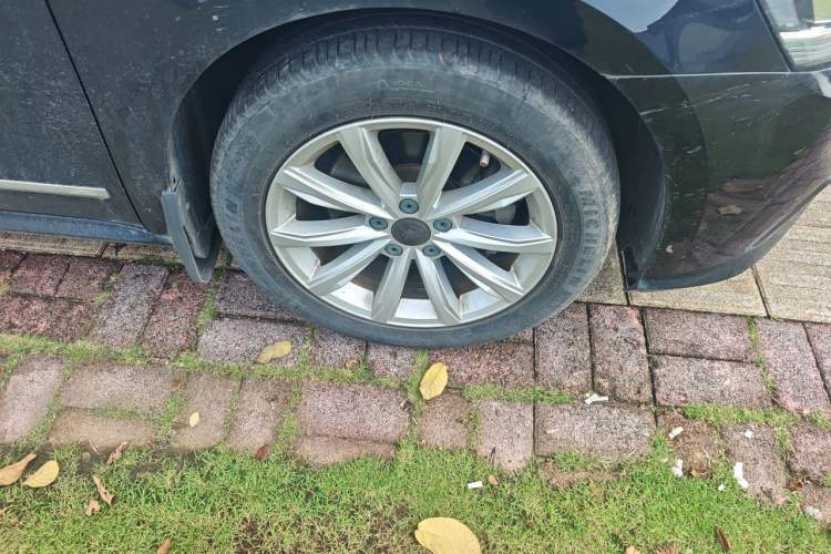 Used Volkswagen Passat 2017 330TSI DSG Luxury Edition Right Front Wheel Hub