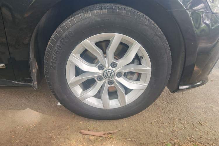 Used Volkswagen Passat 2017 280TSI DSG Luxury Edition Right Front Wheel Hub